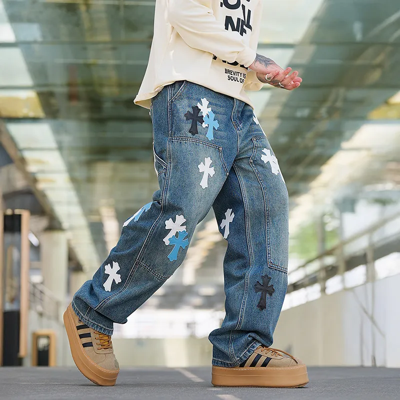 P290 💰 (Top version) chrome hearts ss25 blue, black, blue and white grained leather denim workwear logging pants. Styles with different wash textures, very friendly to people with thin legs and thick legs. The slightly flared version is very flattering to the leg shape. The moderate length is timeless and easy to match. It is the basic styling foundation for various styles. It is a must-have in the wardrobe! The fabric is stiff but also makes the upper body soft without losing texture. The washing process is even more perfect. It is a must-have item for everyone! ! !  Color: blue Size: 30-32-34-36 30 32 34 36 Waist circumference 80 85 90 95 Sitting circumference 105 110 115 120 Foot opening 46 47 48 49 External length 102 103 104 105